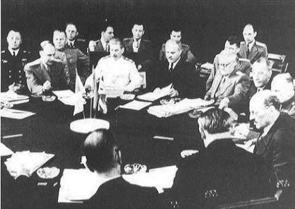 在1951年，丘吉尔打败了艾德礼，再次当上了英国首相。