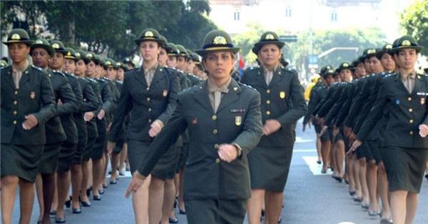 各国女兵方阵谁最美？盘点各国阅兵场上的女兵 中国女兵太美了