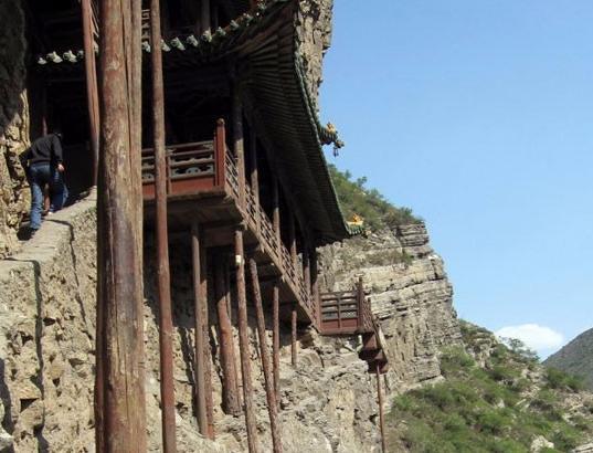 历经1500年不倒的空中花园，上载危岩，下临深谷被称为悬空寺