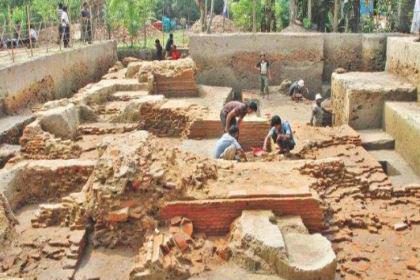 考古学家在进行考古发掘的时候，不小心挖了自家的祖坟