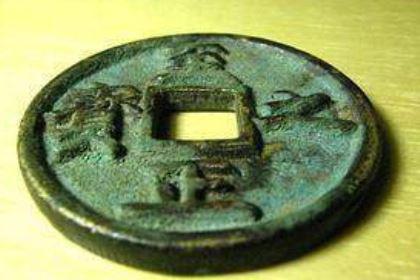 方孔钱币散落民间众多，从秦代的方孔圆钱，到清末的机制币