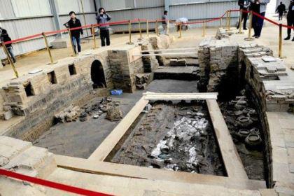 考古学家发现一隔十分寒酸的古墓，没想到竟是一代帝王墓