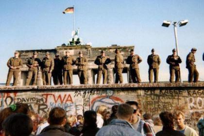 有关于柏林墙的评价如何 柏林墙倒塌的历史意义有哪些