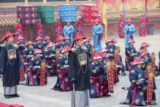 清朝年间大臣的官服，是自己做还是统一发放？