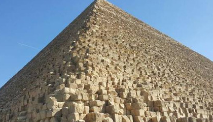 金字塔被誉为世界八大奇迹之一，其石材是怎么运上去的？
