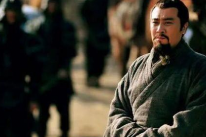 刘备兵败被迫跑路的时候 刘备为什么还要带着十万百姓