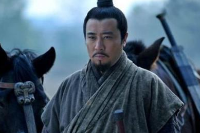 刘备临终托孤的时候，为何把兵权交给李严呢？
