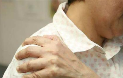 冻结肩一般指肩关节周围炎，现代医学术语对此如何解释？