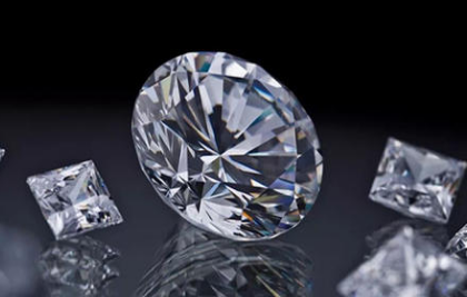 与天然钻石不同的是，现代技术如何鉴别人造钻石？