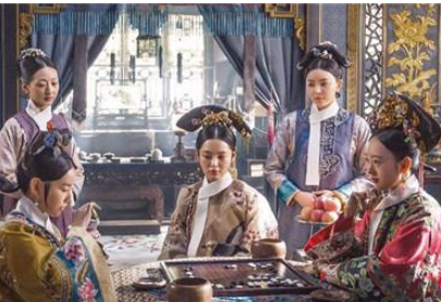 在清朝时期，后宫嫔妃脖子上带着一条白布，是为何？